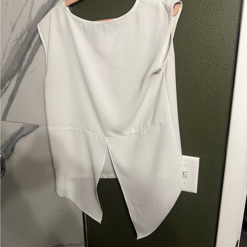 Elegant White Sleeveless Top - Picture 2 of 2